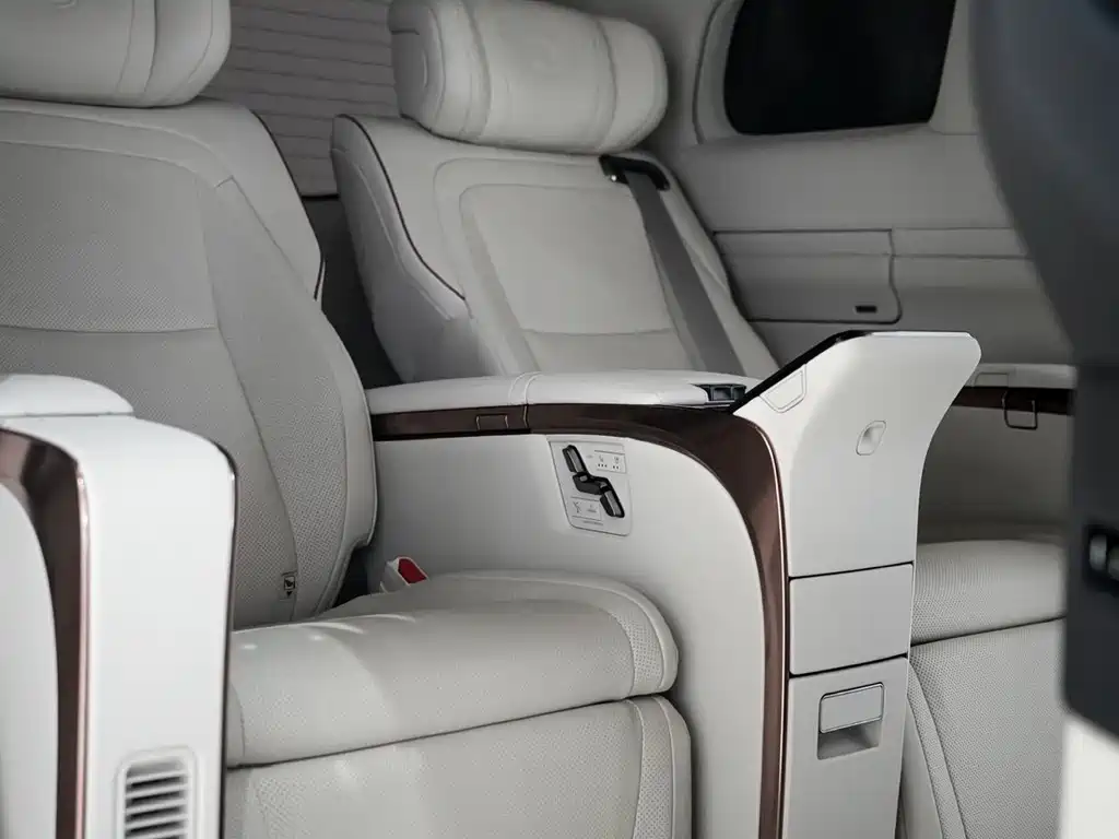 Lexus LM 2025 500h мест