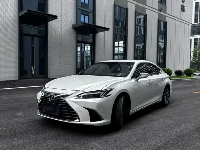 Lexus ES 2025 300h — фото 1