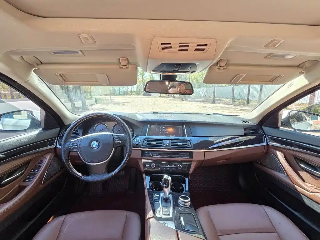 BMW 5 Series — миниатюра 10