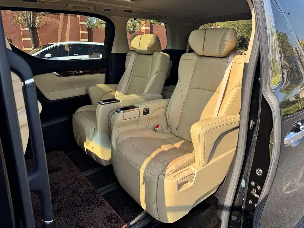 Toyota Alphard — миниатюра 6