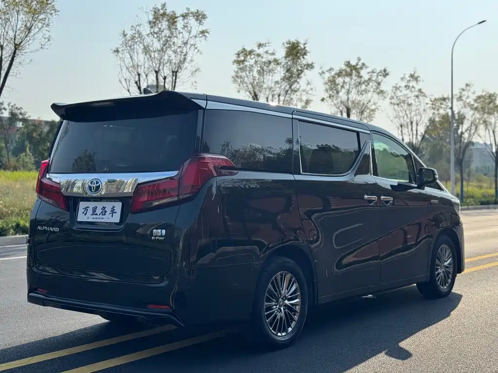 Toyota Alphard — миниатюра 28