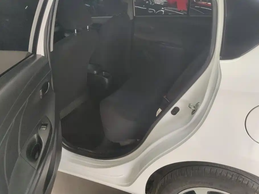 Toyota Yaris L — миниатюра 11