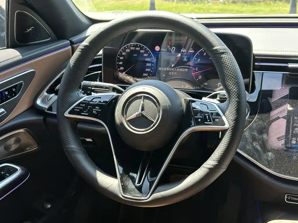 Mercedes-Benz E-Class — миниатюра 12