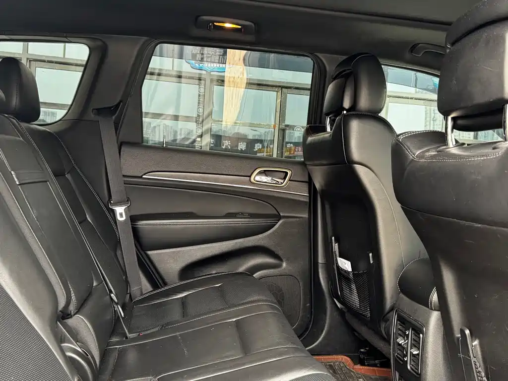 Jeep Grand Cherokee (Import) — миниатюра 8
