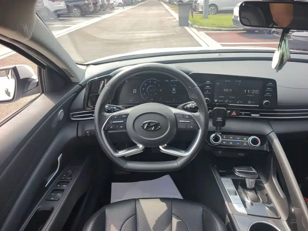 Hyundai Elantra — миниатюра 11