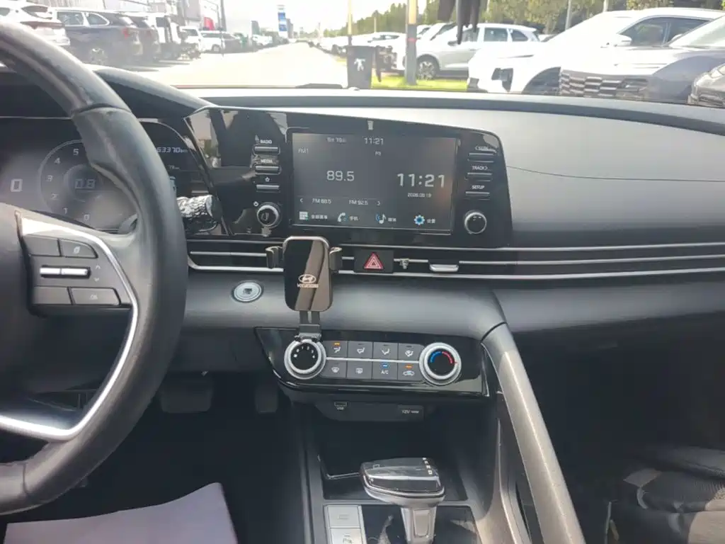 Hyundai Elantra — миниатюра 13