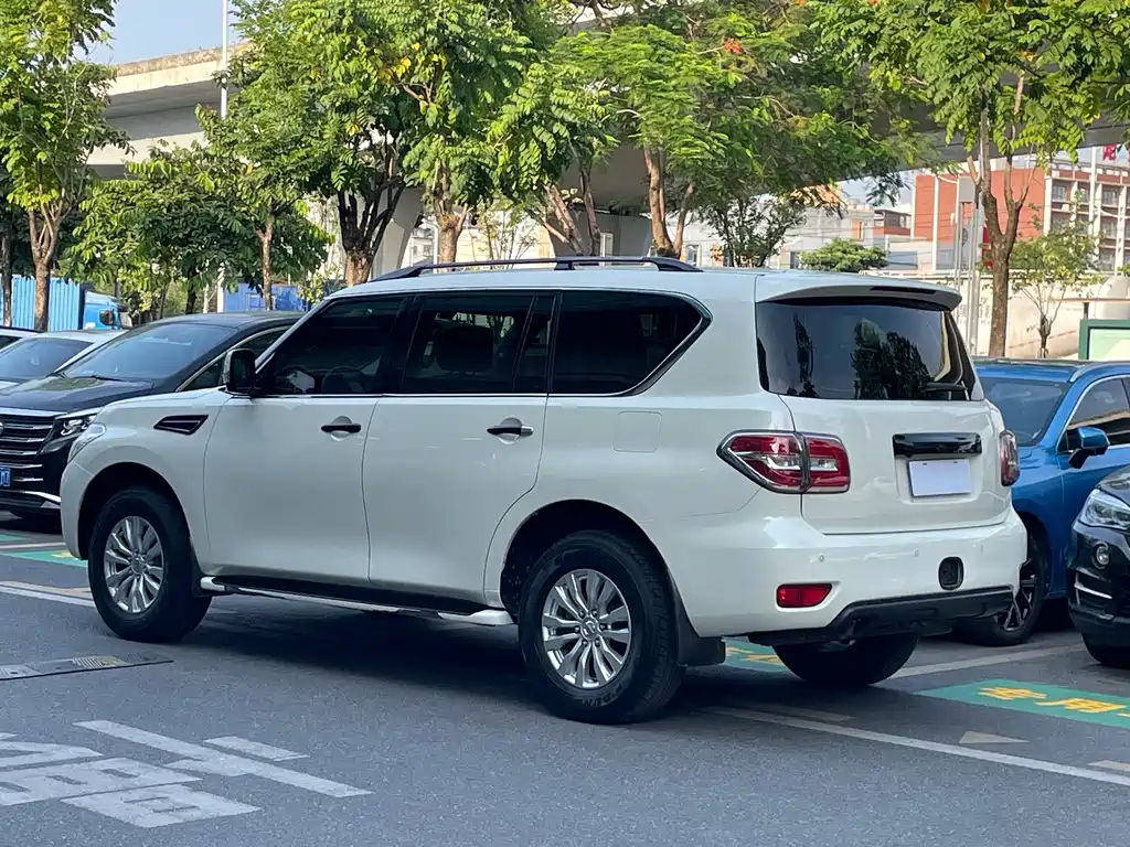 Nissan Patrol — миниатюра 10