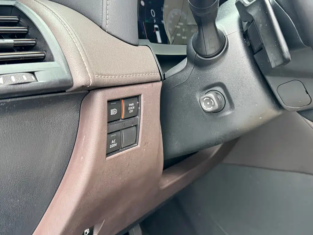 Toyota Alphard — миниатюра 10