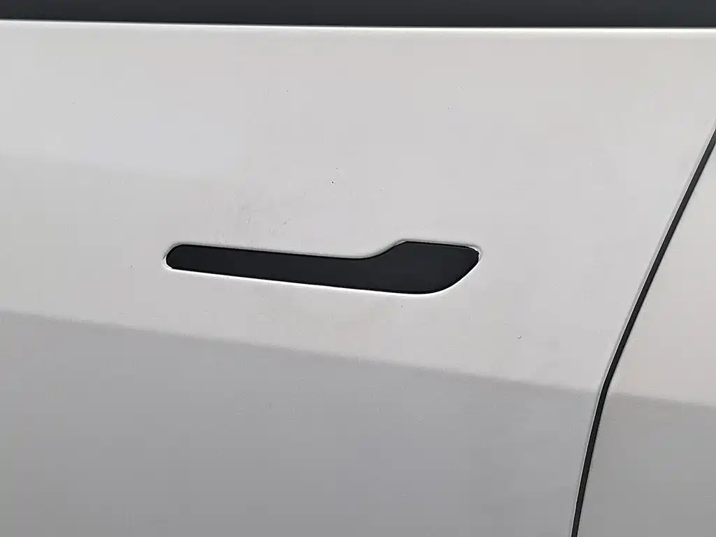 Tesla Model Y — миниатюра 18