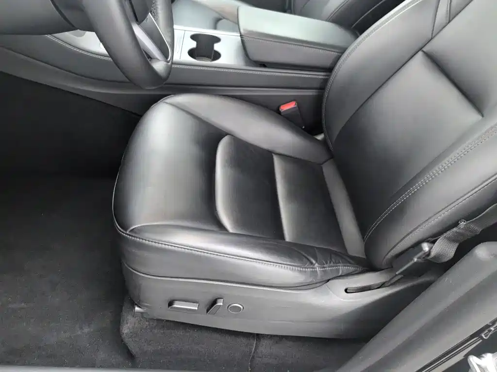 Tesla Model Y — миниатюра 20