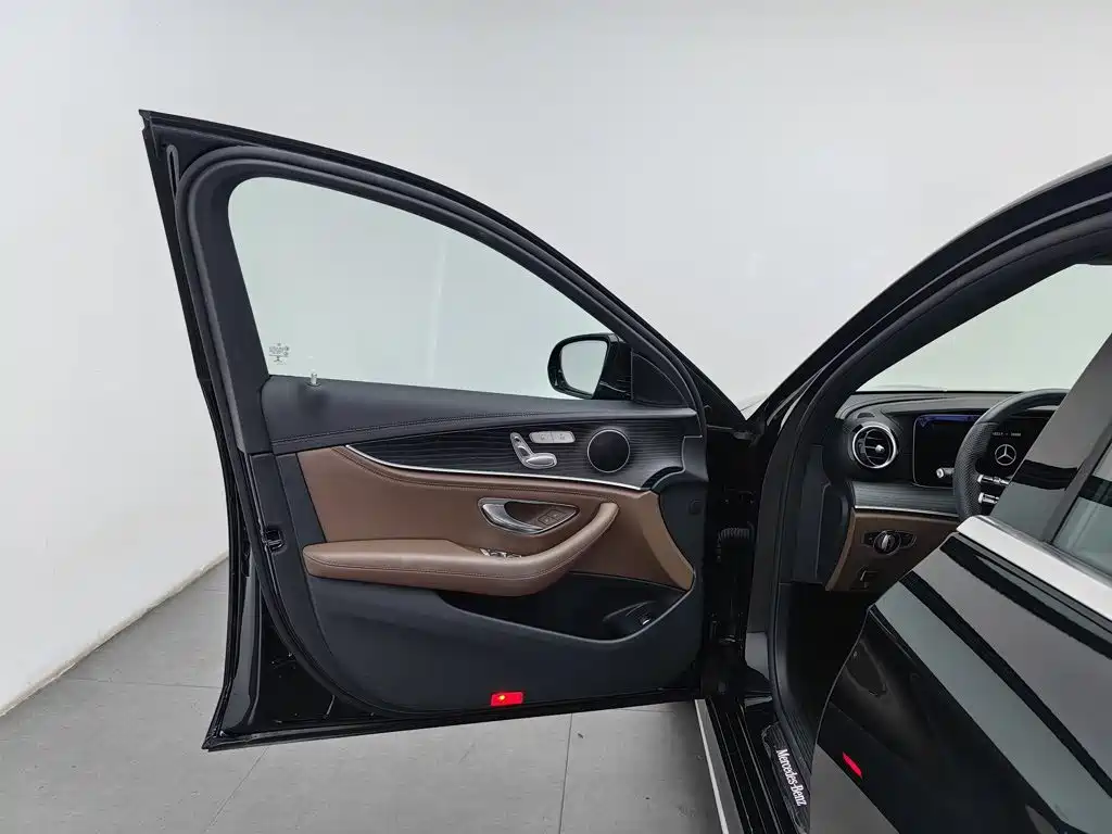 Mercedes-Benz E-Class — миниатюра 8