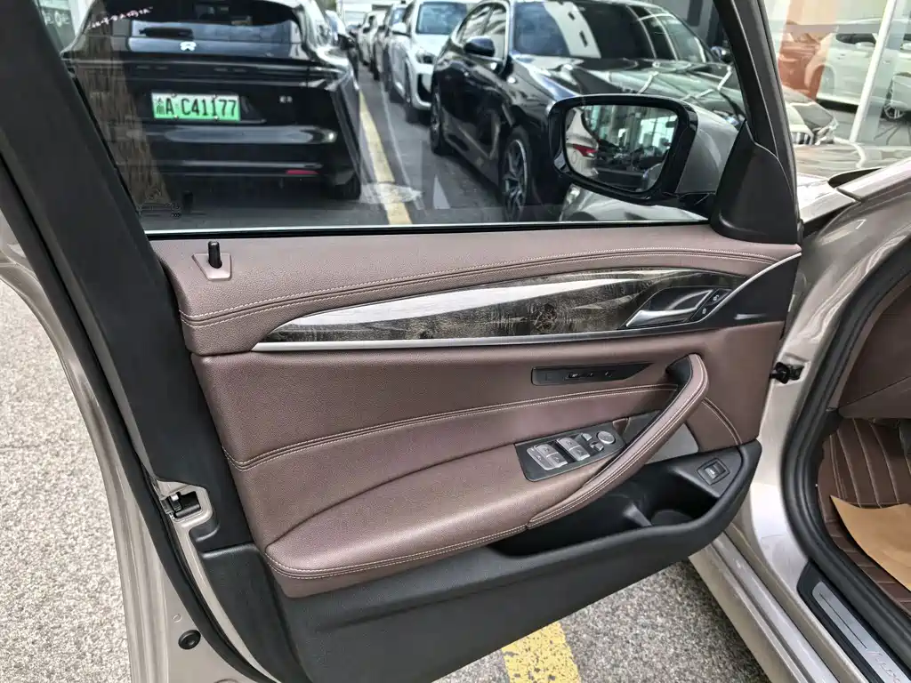 BMW 5 Series — миниатюра 6
