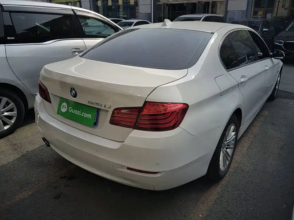 BMW 5 Series — миниатюра 7