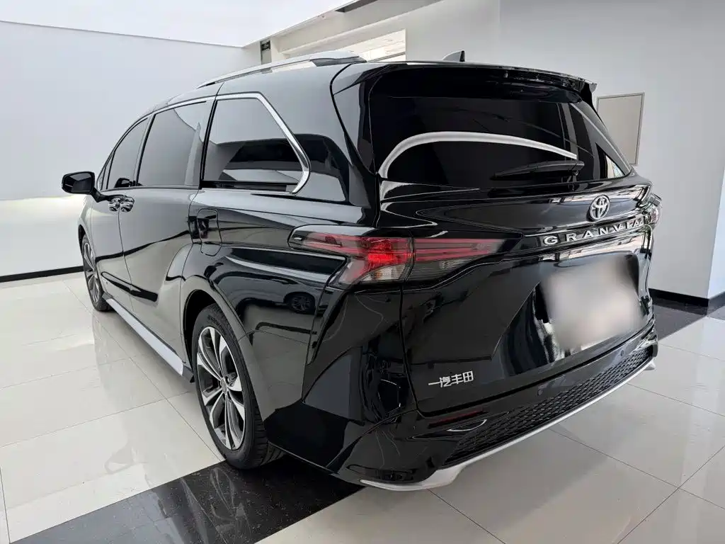 Toyota Granvia — миниатюра 12