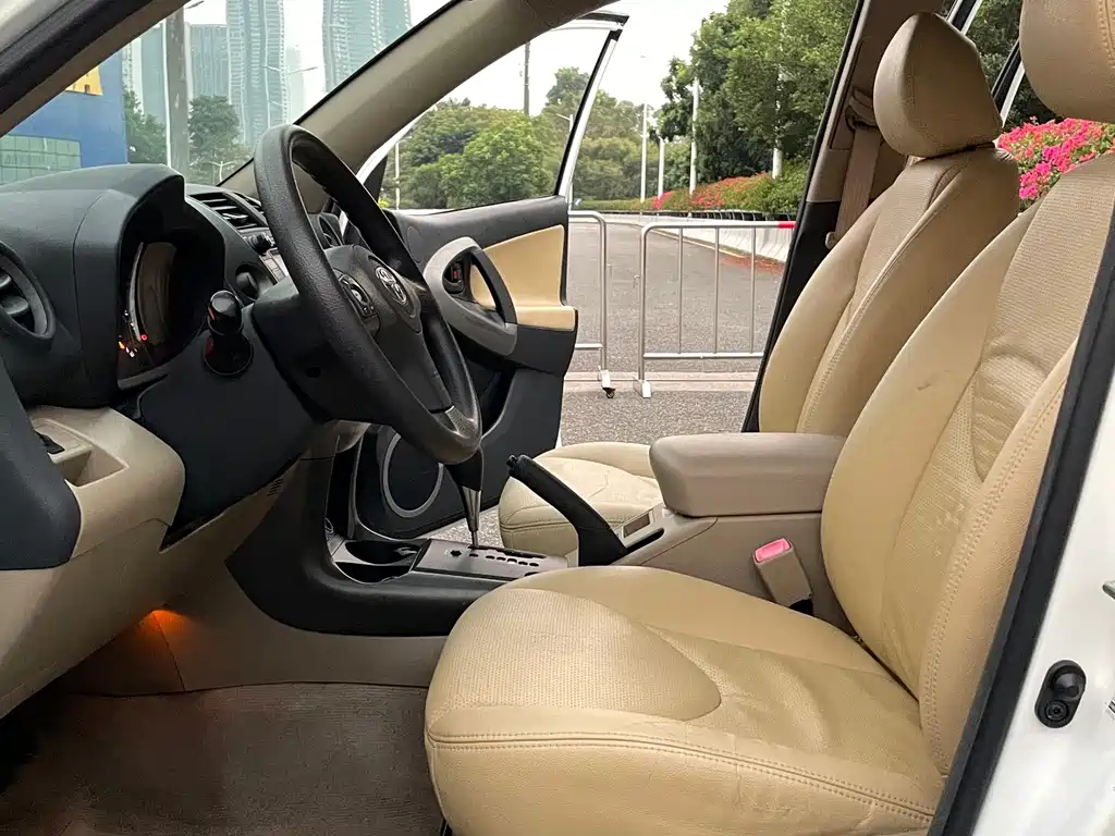 Toyota RAV4 — миниатюра 7