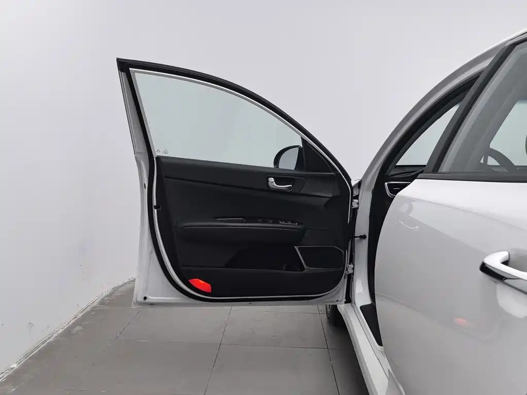Kia K5 — миниатюра 8