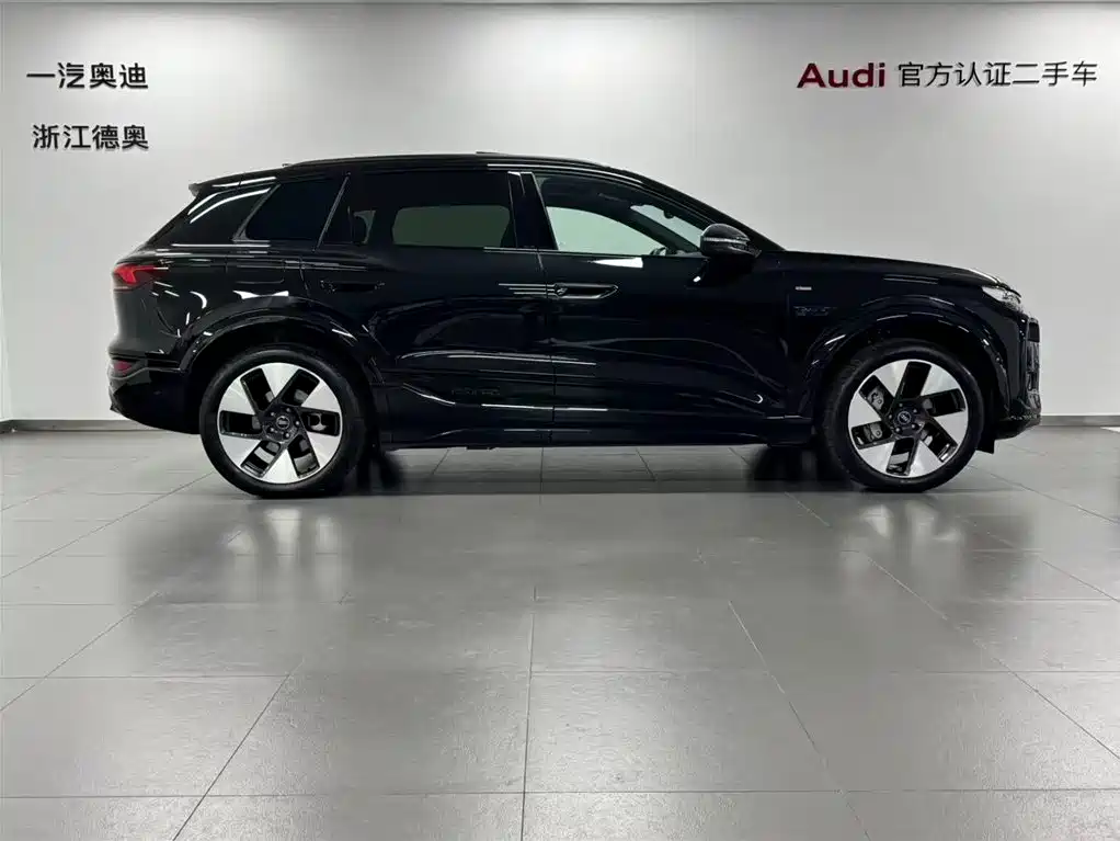 AUDI Q6L E TRON