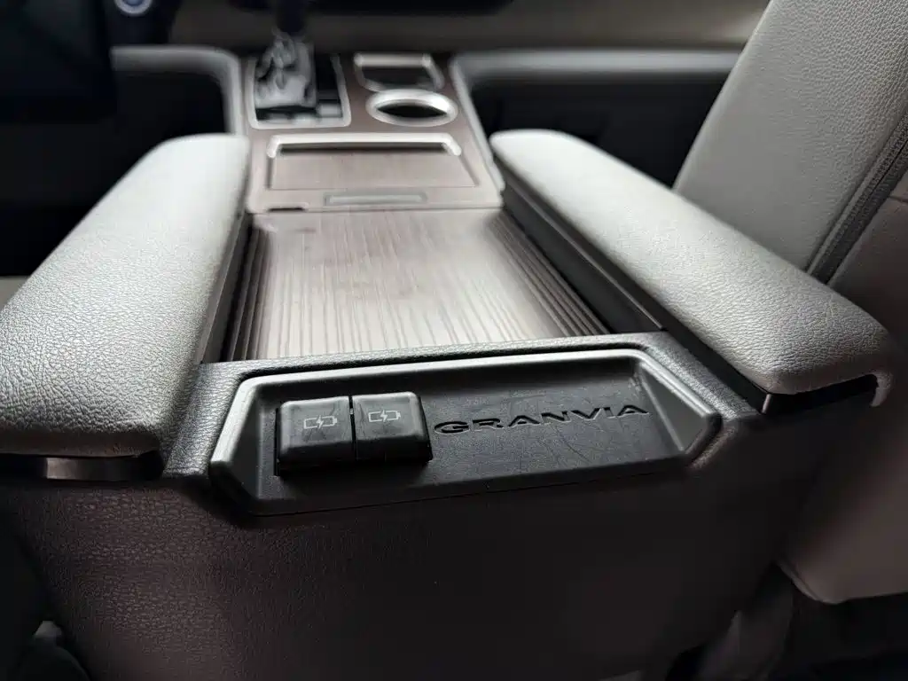 Toyota Granvia — миниатюра 15