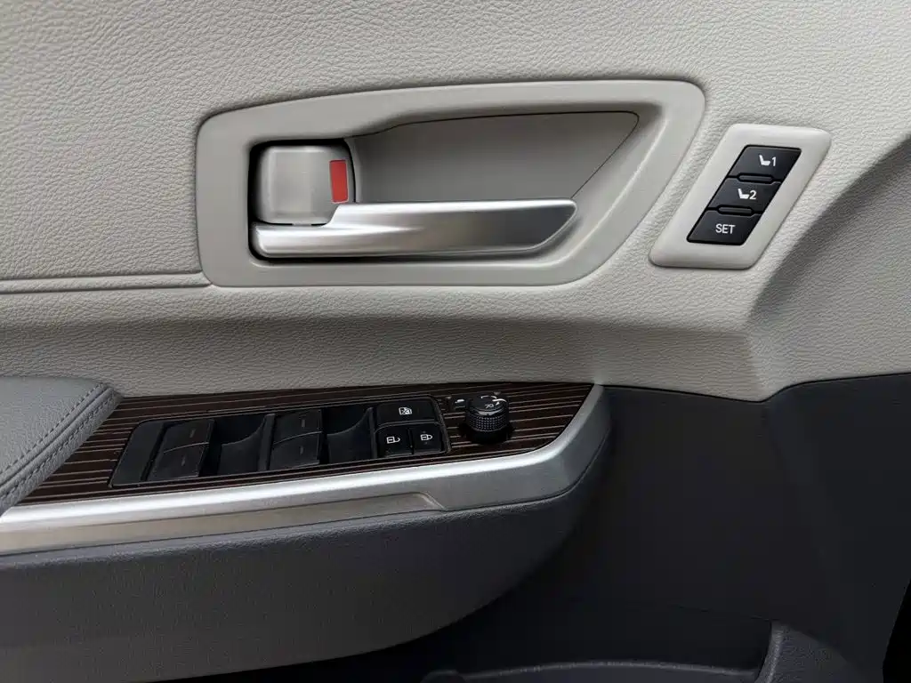 Toyota Granvia — миниатюра 5