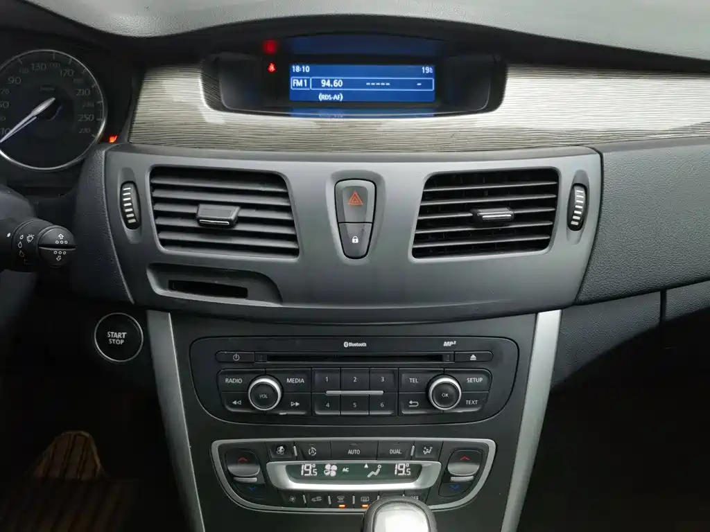 Renault Latitude — миниатюра 12