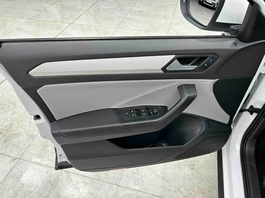 Volkswagen T-Roc — миниатюра 15