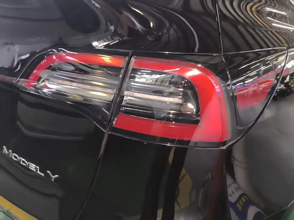 Tesla Model Y — миниатюра 8