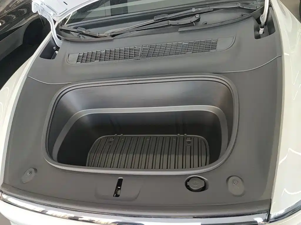 Tesla Model Y — миниатюра 20