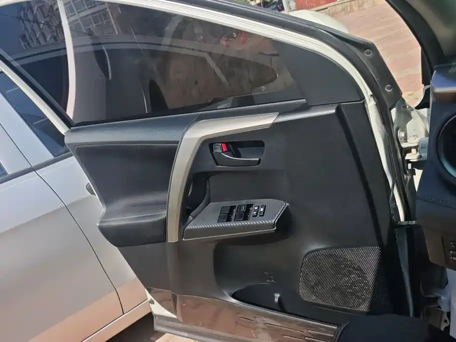 Toyota RAV4 — миниатюра 7