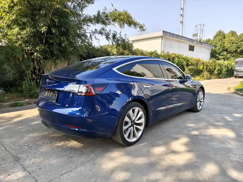 Tesla Model 3 — миниатюра 5