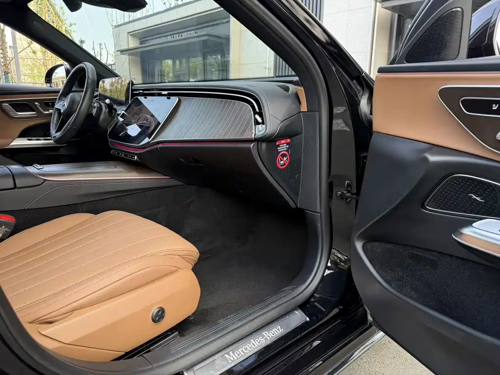Mercedes-Benz E-Class — миниатюра 11