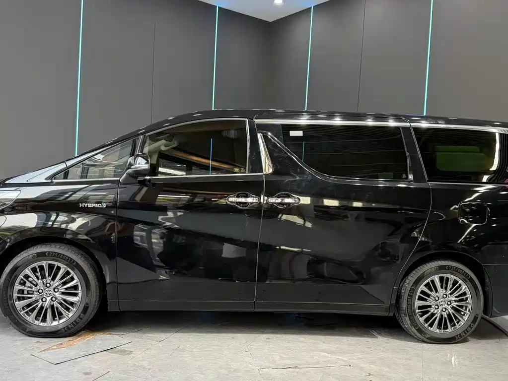 Toyota Alphard — миниатюра 4