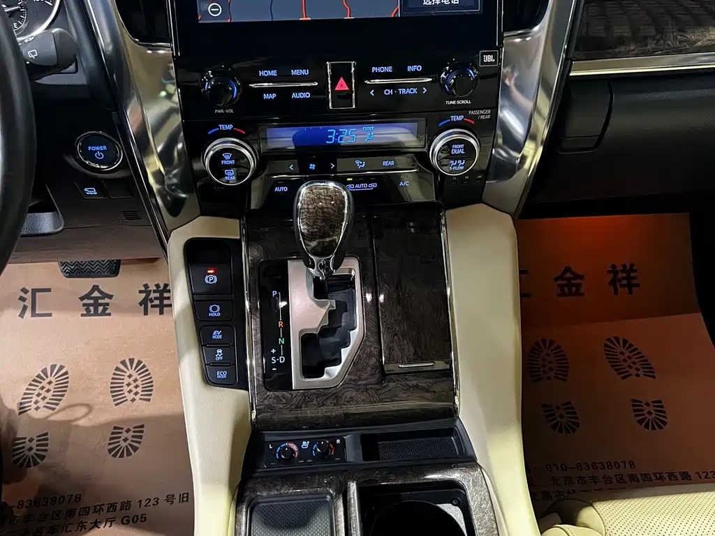 Toyota Alphard — миниатюра 9