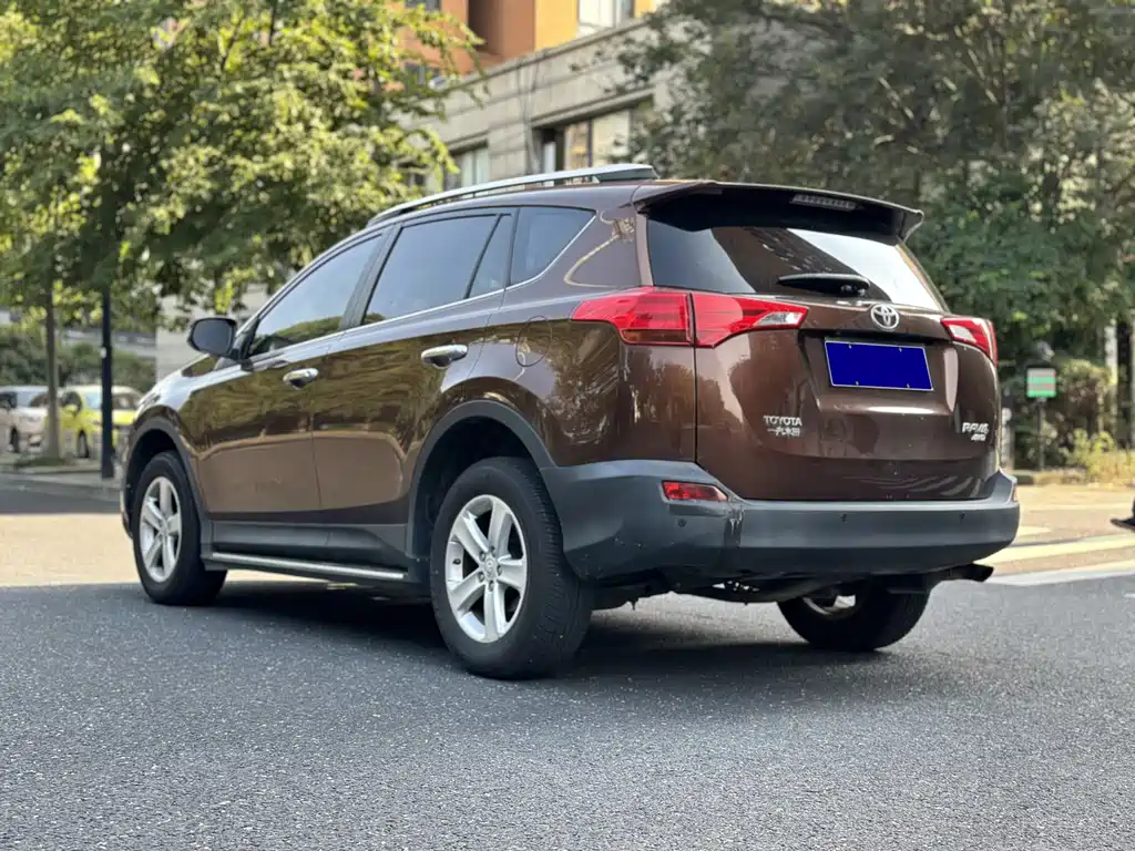 Toyota RAV4 — миниатюра 5