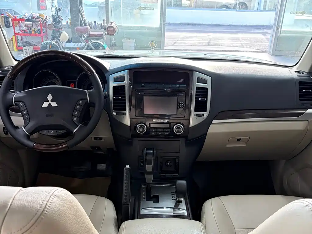 Mitsubishi Pajero (Import) — миниатюра 13