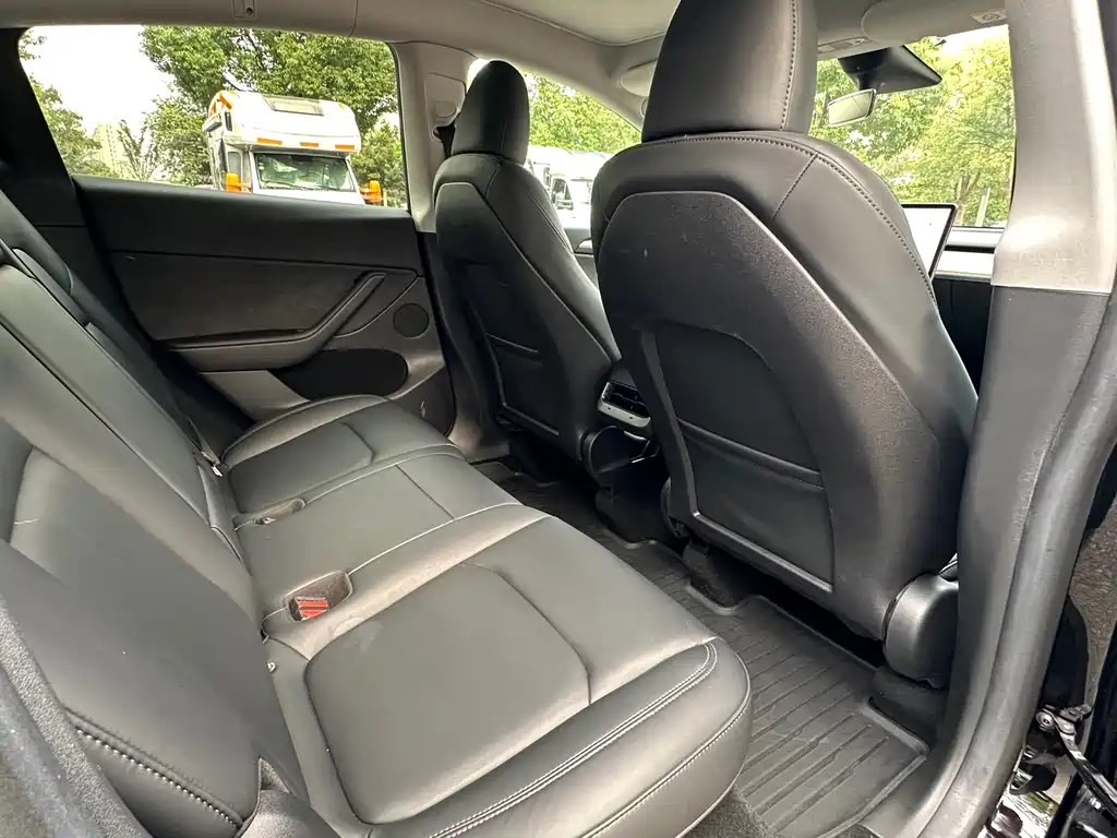 Tesla Model Y — миниатюра 17