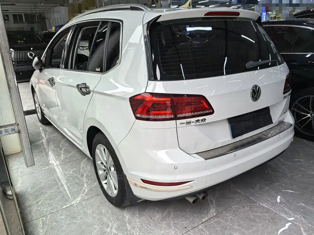 Volkswagen Golf · 2016 230TSI AT