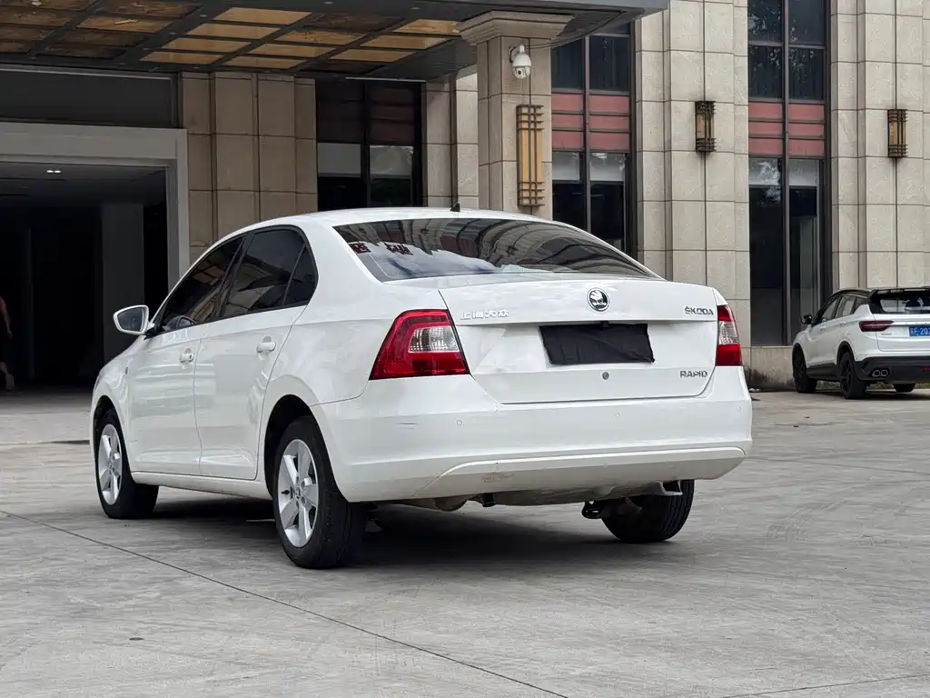 Skoda Rapid — миниатюра 7