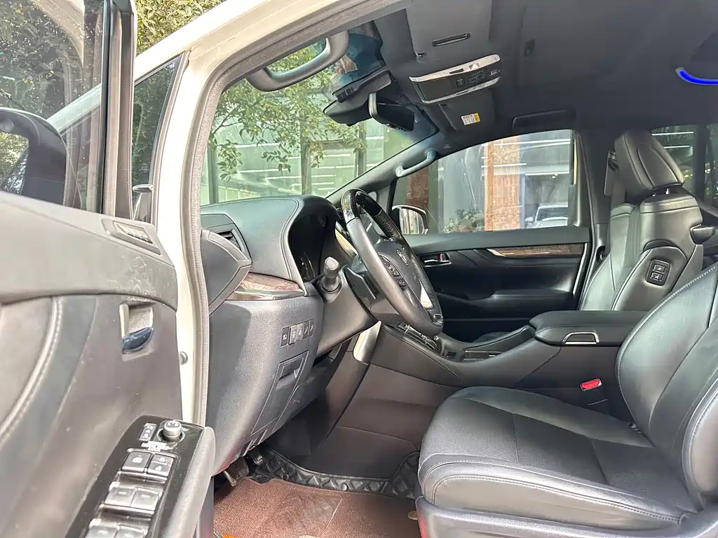 Toyota Alphard — миниатюра 7