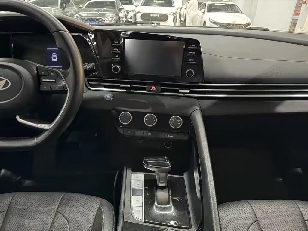 Hyundai Elantra — миниатюра 8