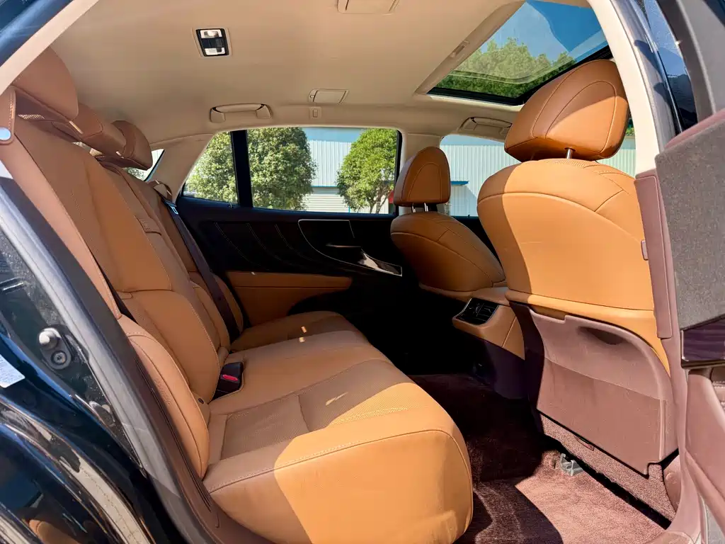 Lexus LS — миниатюра 7