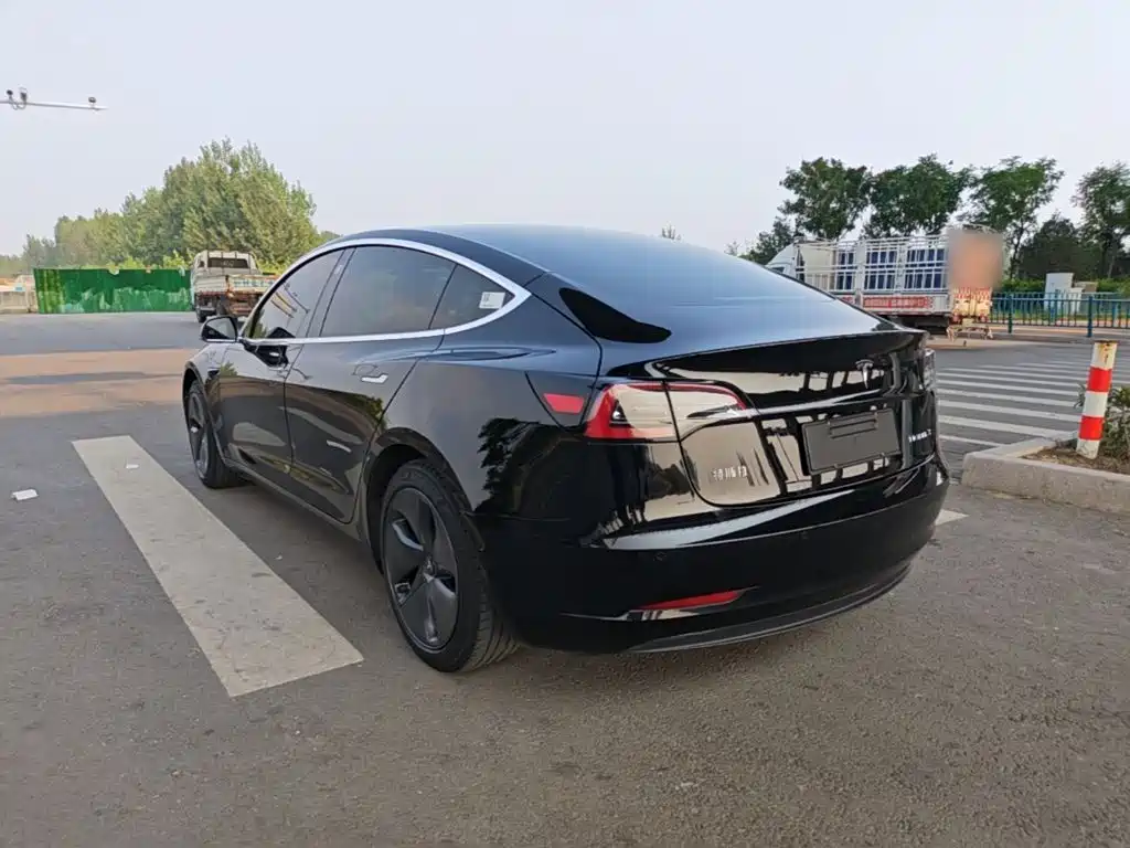 Tesla Model 3 — миниатюра 5
