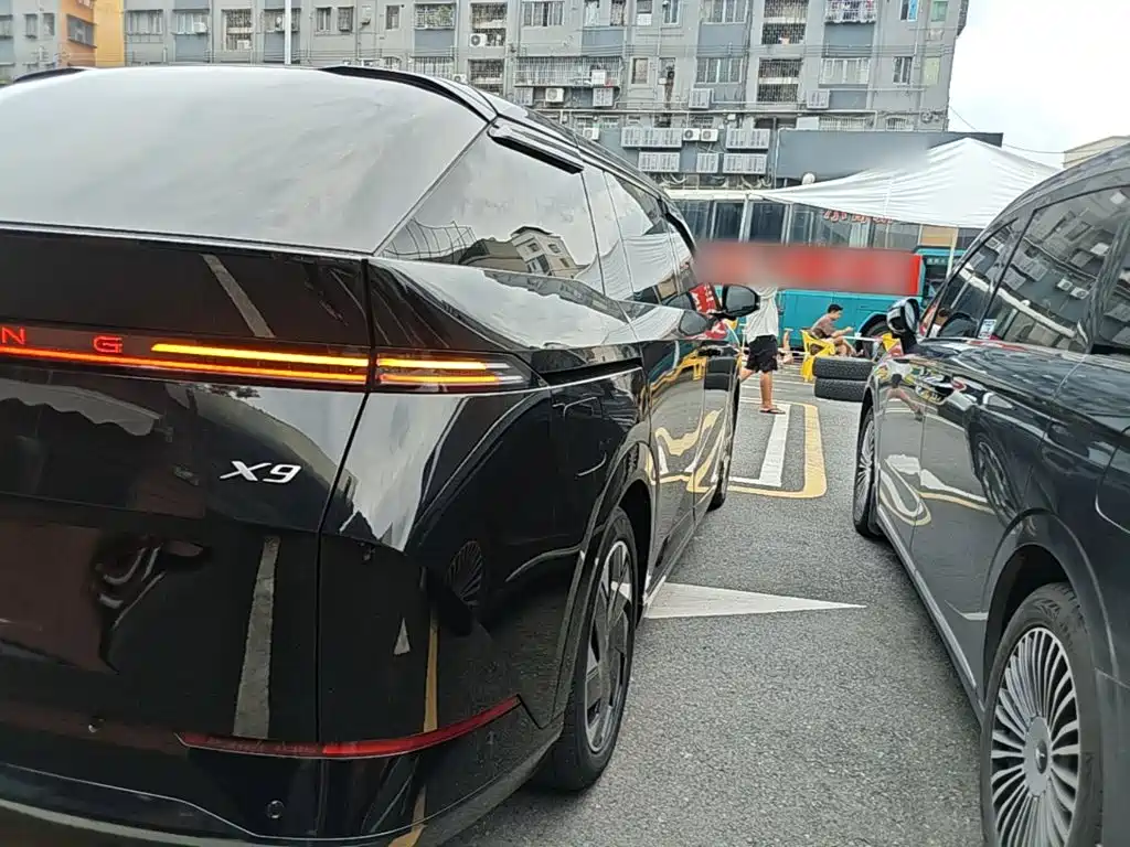 XPeng X9 — миниатюра 24
