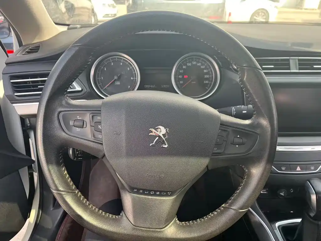PEUGEOT 408