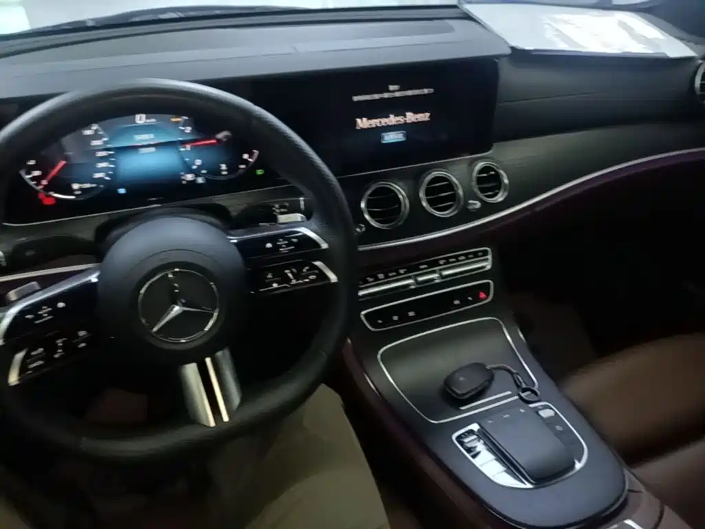 Mercedes-Benz E-Class — миниатюра 10