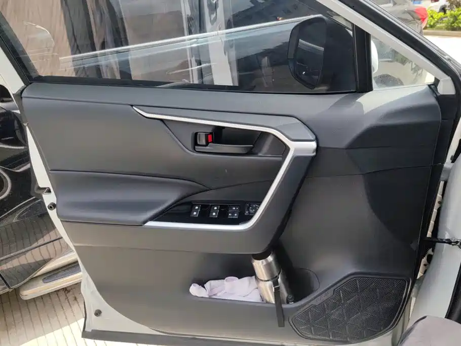 Toyota RAV4 — миниатюра 7