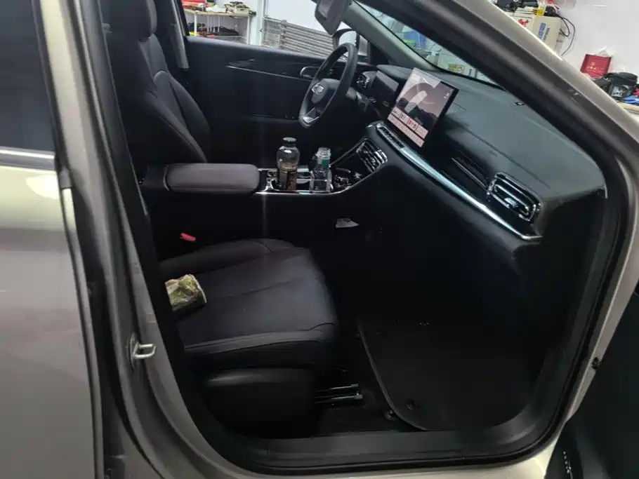 Geely Emgrand — миниатюра 8