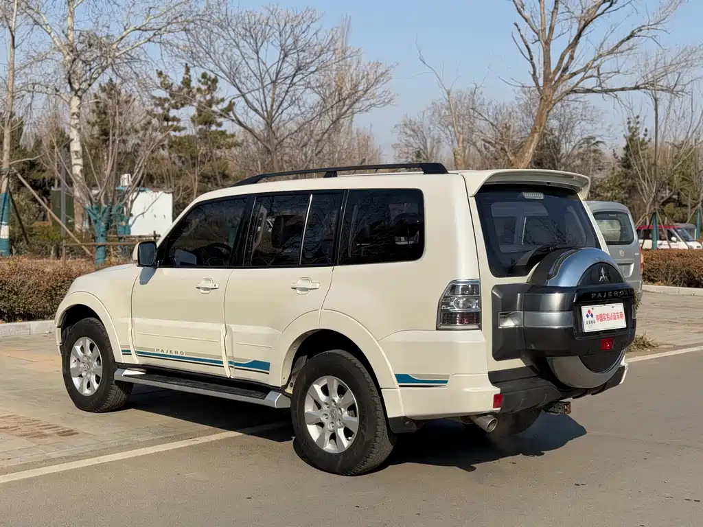 MITSUBISHI PAJERO