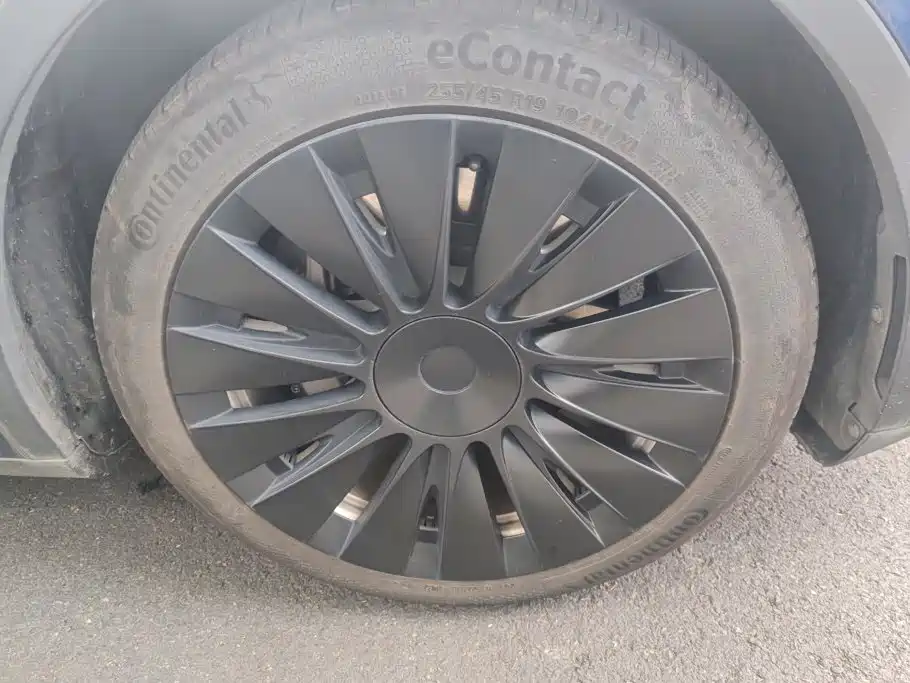 Tesla Model Y — миниатюра 6