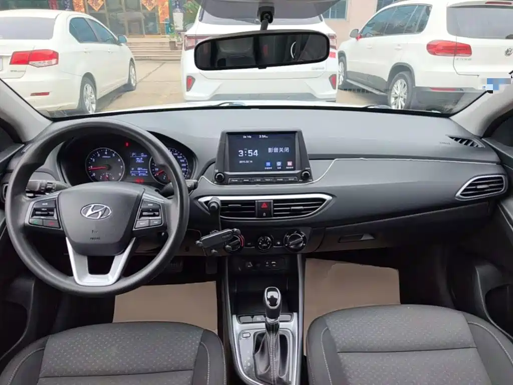 Hyundai Elantra — миниатюра 10