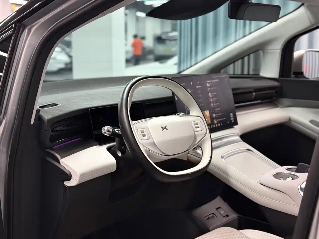 XPeng X9 — миниатюра 4